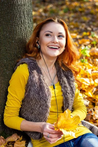 Junge Hübsche Frau Park Die Herbst Musik Hört — Stockfoto