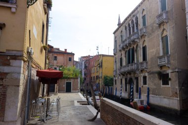 Venedik, İtalya : Venedik, İtalya'da su sokağı ve eski binaların görünümü