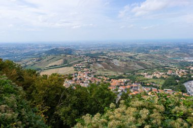 yaz manzara (San Marino güzel görünümü). peyzaj vadisi ve banliyö bölgesi tepelerin havadan üst panoramik görünümü