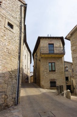 yaz manzara (San Marino güzel görünümü). peyzaj vadisi ve banliyö bölgesi tepelerin havadan üst panoramik görünümü