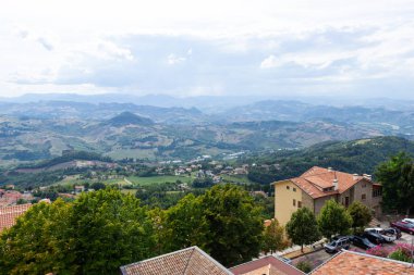 yaz manzara (San Marino güzel görünümü). peyzaj vadisi ve banliyö bölgesi tepelerin havadan üst panoramik görünümü