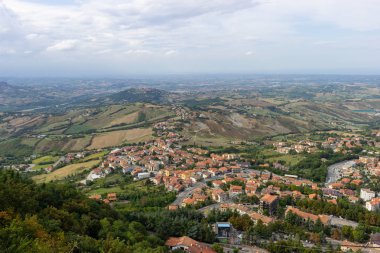 yaz manzara (San Marino güzel görünümü). peyzaj vadisi ve banliyö bölgesi tepelerin havadan üst panoramik görünümü