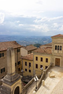 yaz manzara (San Marino güzel görünümü). peyzaj vadisi ve banliyö bölgesi tepelerin havadan üst panoramik görünümü
