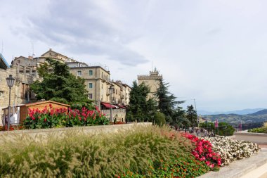 yaz manzara (San Marino güzel görünümü). peyzaj vadisi ve banliyö bölgesi tepelerin havadan üst panoramik görünümü