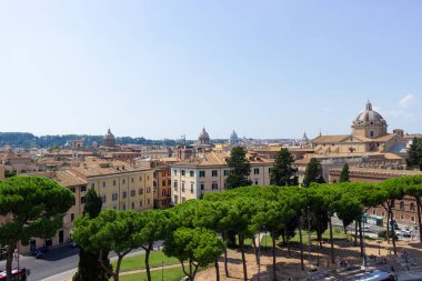 tarihi şehir manzaraları ve muhteşem Roma, İtalya dünyaca ünlü manzaraları. parkta kız