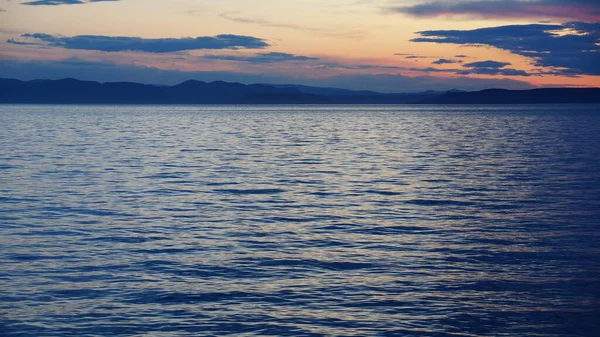 Mavi denizin altında gün batımı