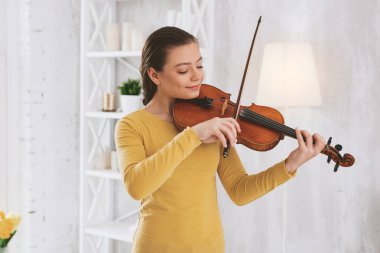 Keman çalmaya memnun esmer