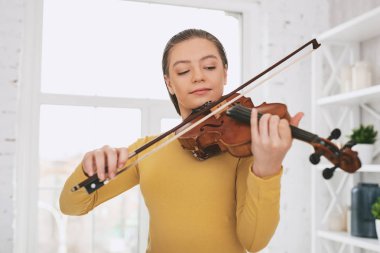 Özenli müzisyen melodi evde öğrenme
