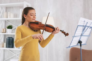 Konsantre kız güzel çalışma öğrenme