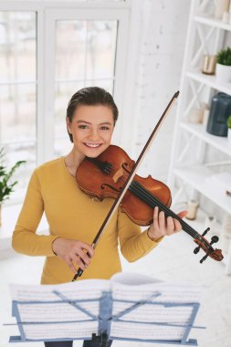 Doğruca kameraya bakarak mutlu esmer