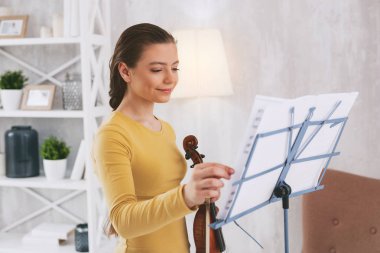 Memnun kız favori iş seçimi