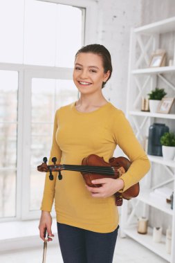 Neşeli kız iyi bir ruh hali olan