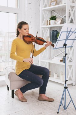 Ciddi öğrenci okuma-stand önünde oturan