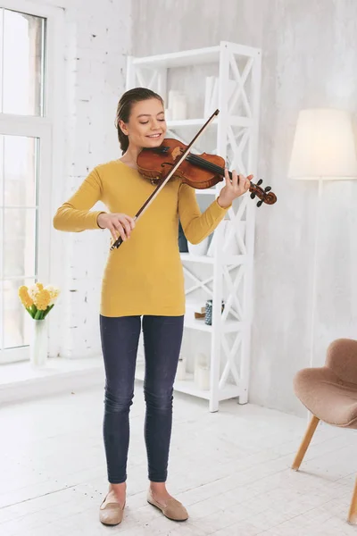 Violinista atraente desfrutando de música clássica — Fotografia de Stock