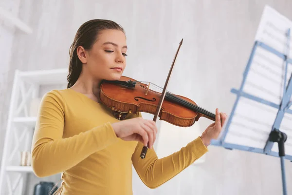 Músico concentrado tocando trabalho sério — Fotografia de Stock