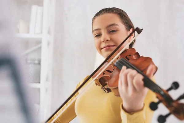 Morena agradável tocando violino — Fotografia de Stock