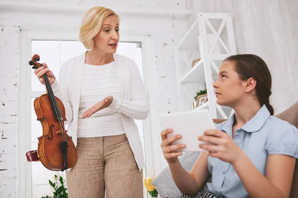 Frustriertes Mädchen schaut ihren Verwandten an — Stockfoto