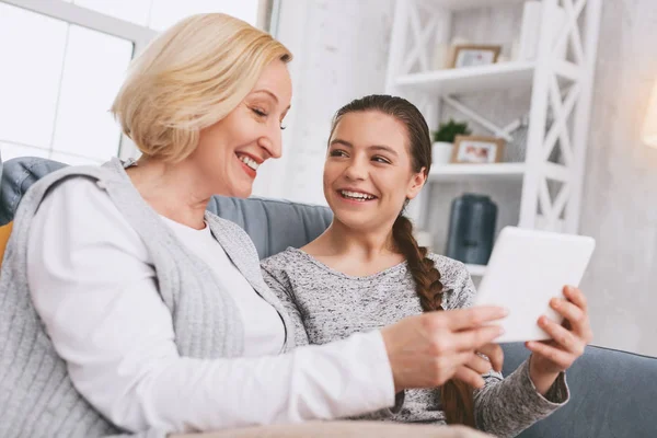 Glad kvinnliga person innehav tablett i högra hand — Stockfoto