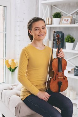 Kadın onun keman tutarak rahat