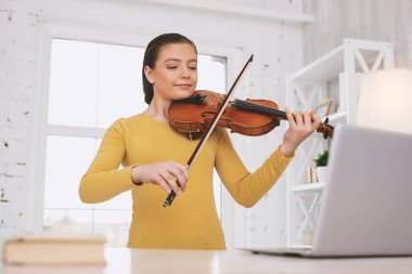 Onu laptop büyüleyici kadın gören