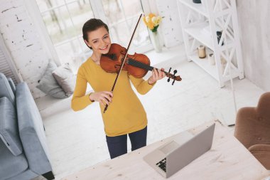 Kız kameraya poz gülümseyen üstten görünüm resim