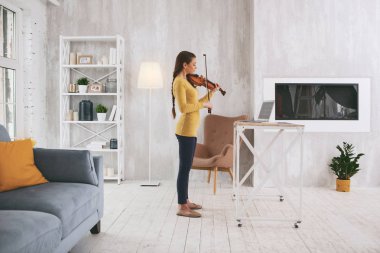 Ciddi prova sahip ciddi kemancı