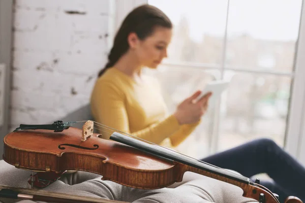 Feche o violino que jaz em primeiro plano — Fotografia de Stock