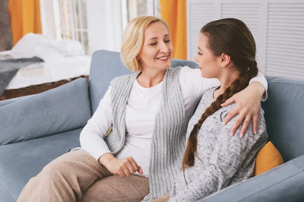 Uppmärksamma blond tittar på hennes dotter — Stockfoto