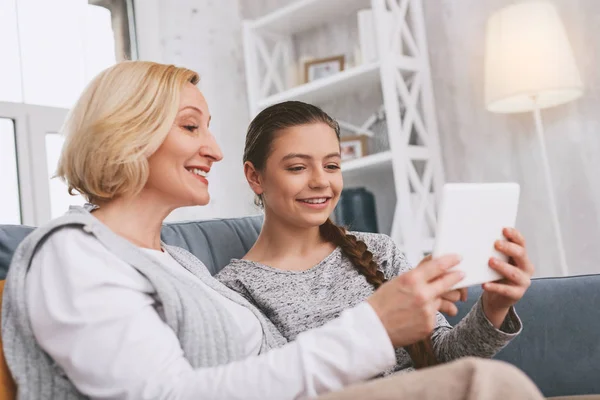 Blij volwassen vrouw kijken naar video — Stockfoto