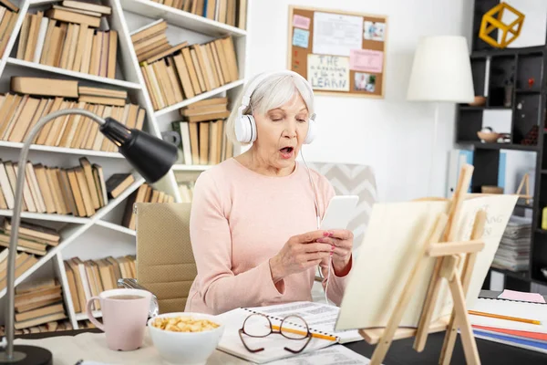 Beautiful mature woman repeating after audio — Stock Photo, Image