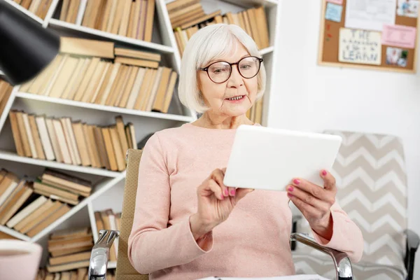 Пенсионерка, обучающаяся онлайн — стоковое фото