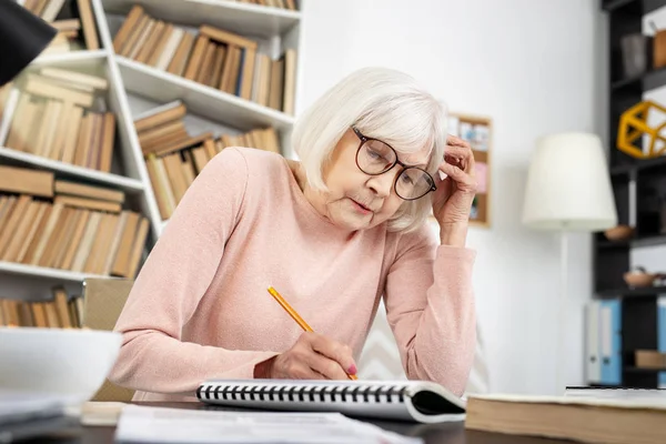 Troubled mature woman cramming material — Stock Photo, Image