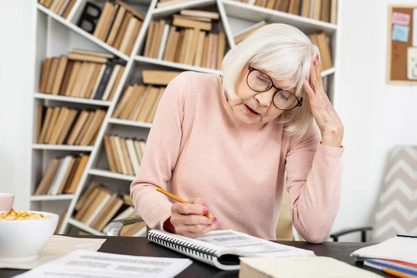 Attractive mature woman facing problem — Stock Photo, Image