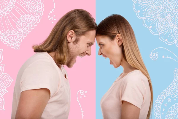 Profile of furious couple shouting at each other — Stock Photo, Image