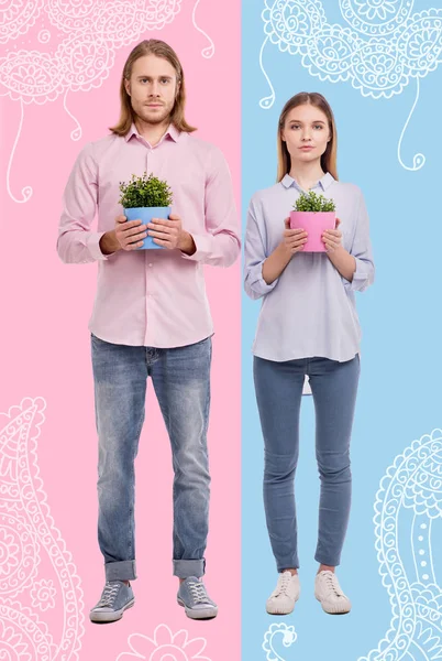 Pleine longueur d'agréable jeune couple tenant des pots avec des fleurs — Photo