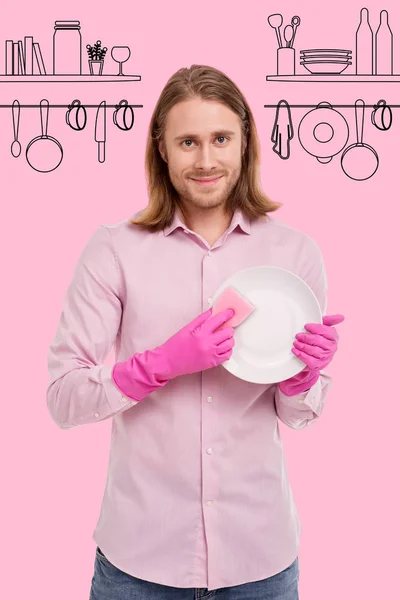 Χαρούμενος άνθρωπος, χαμογελαστά, ευγενικά, ενώ πλένετε τα πιάτα — Φωτογραφία Αρχείου