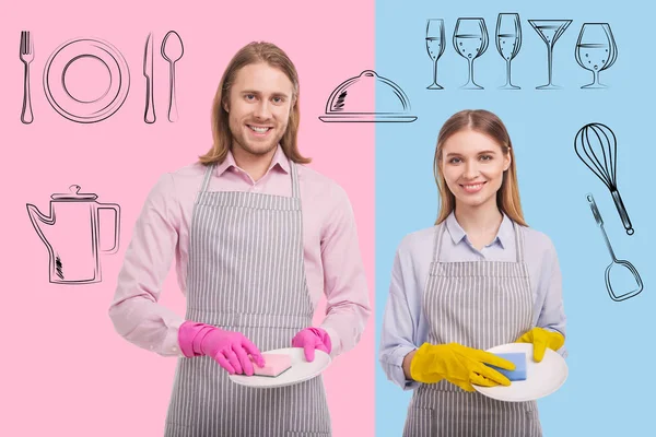 Емоційна пара миє посуд і виглядає щасливою — стокове фото