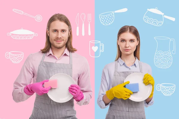 Sonriente pareja mostrando sus platos limpios y buscando satisfecho — Foto de Stock