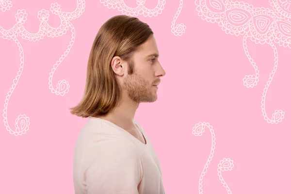 Красивий чоловік дивиться на відстань, демонструючи нову зачіску — стокове фото