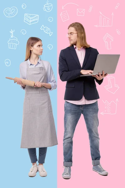 Donna seria che tiene un mattarello mentre guarda il marito che lavora — Foto Stock