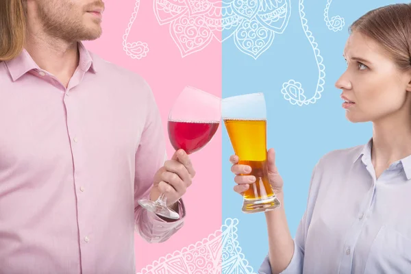 Молодая пара, звонящая стаканами во время употребления алкоголя — стоковое фото