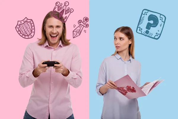 Uomo felice che gioca ai videogiochi mentre una moglie seria lo guarda — Foto Stock