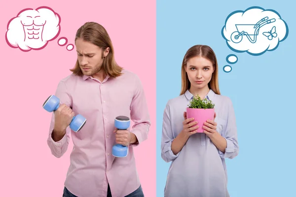 Sterke man houden Trainingshalter terwijl zijn vrouw groeiende bloemen — Stockfoto