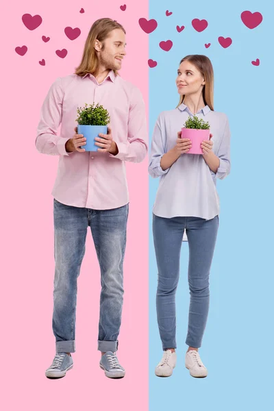 Casal romântico comprando flores depois de se mudar para uma nova casa — Fotografia de Stock