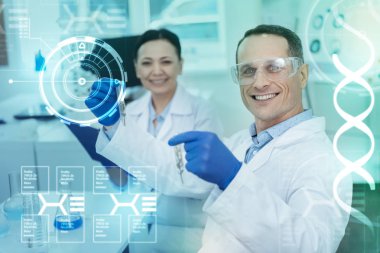 Neşeli adam test tüpleri gülümseyen meslektaşı yakın oturan süre tutan