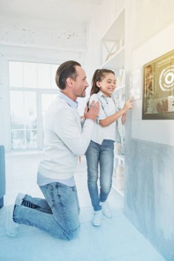 Mutlu kız iken onu destekleyen bir üst modern bir gadget'ı kullanma