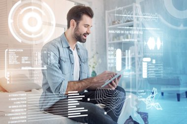 Genç adam onun tablet üzerinde oyun oynarken heyecanlı hissediyorum