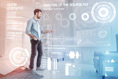 Onun akıllı ev sistemi test ve etkilendim bakarak Akıllı programcı