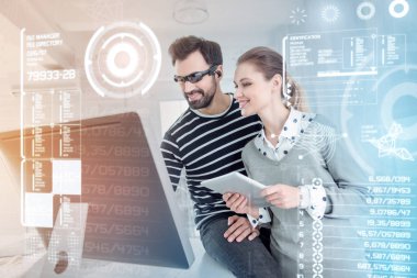 Onların bilgisayar ekranına bakarak ve iyi duygu neşeli programcılar