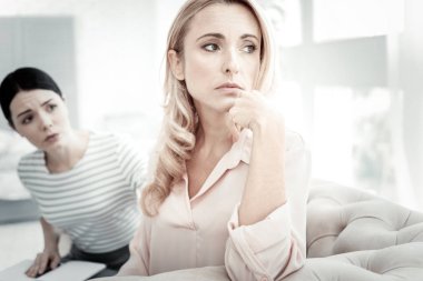 Derin mutsuz kadın bir yana onun çene dokunmadan arıyor.